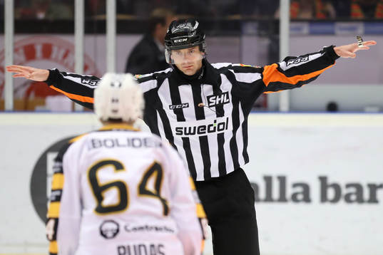 Domare Mikael Andersson dömmer bort Skellefteås 4-4 mål