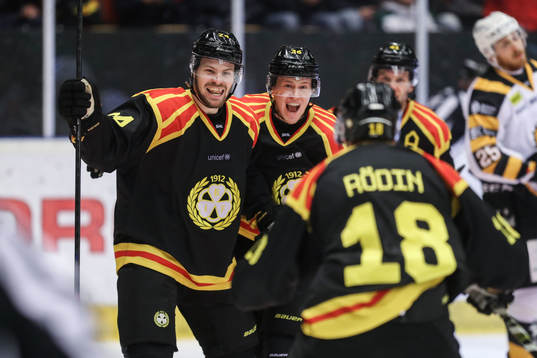 Brynäs Emil Molin jublar med lagkamrater