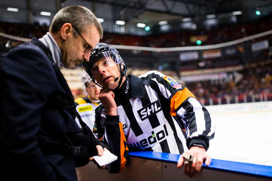 Skellefteås tränare Tommy Samuelsson samtalar med Domare