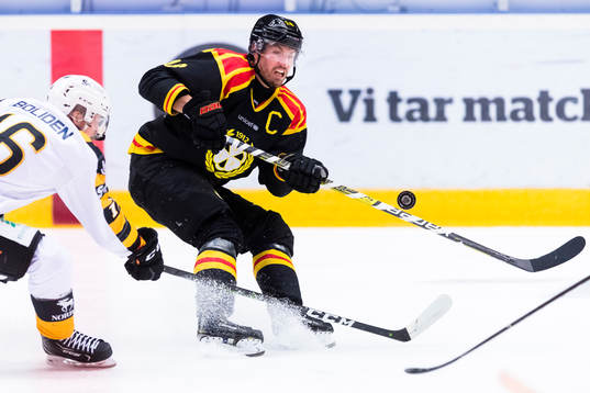 Skellefteås Linus Lindströmi kamp om pucken med Brynäs