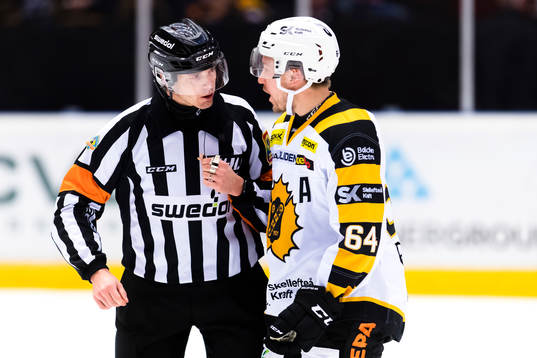 Skellefteås Jonathan Pudas  diskuterar med Domare Mikael