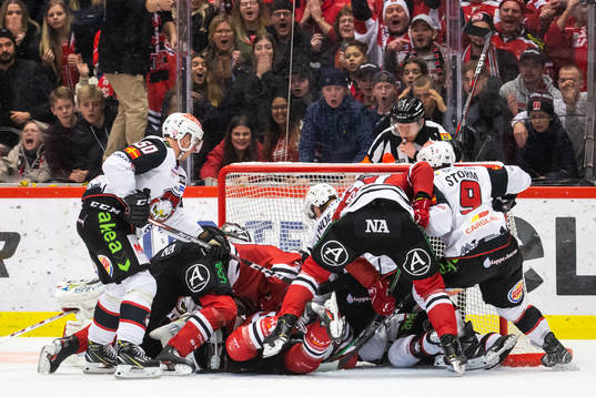 Kamp framför Malmö Redhawks målvakt Lars Volden
