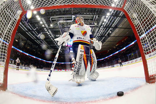 Djurgårdens målvakt Niklas Svedberg deppar