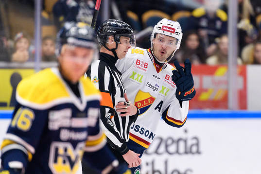 Djurgårdens Marcus Högström pratar med domare Mikael