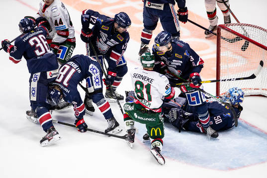 Stökigt framför Linköpings målvakt Jonas Gustavsson