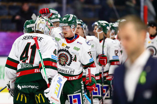 Frölundas Simon Hjalmarsson tackar målvakt Niklas Rubin