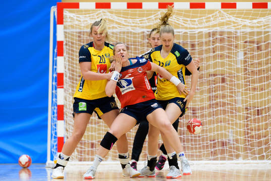 Isabelle Gullden and Emma Lindqvist defend against Heidi