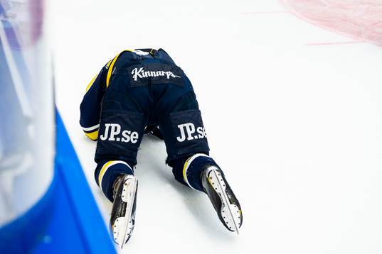 s Jesper Williamsson ligger skadad