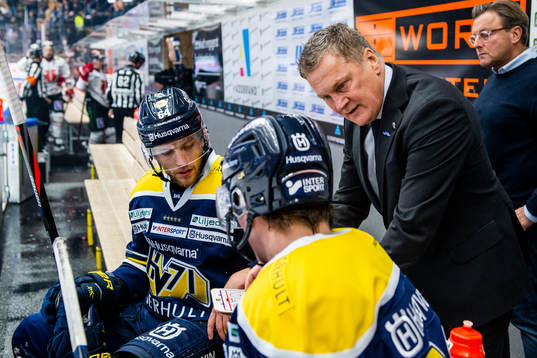 s tränare Stephan Lundh instruerar Eric Martinsson och
