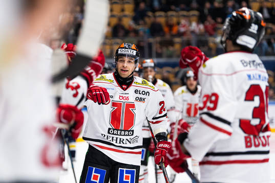 Örebros Sakari Salminen jublar med lagkamrater