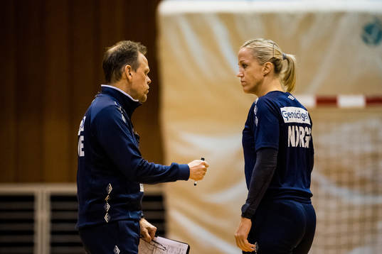 Thorir Hergeirsson, head coach speaks to Heidi Løke of