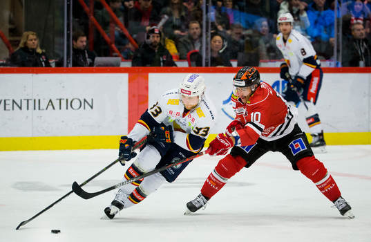 Djurgårdens Linus Hultström och Örebros Shane Harper