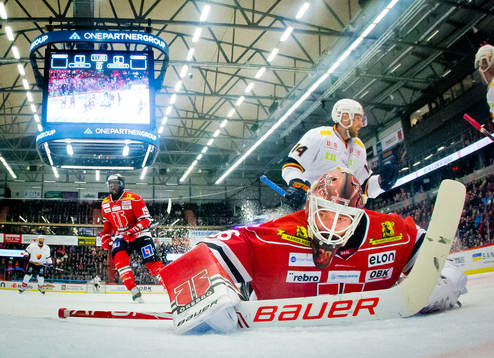 Örebros målvakt Dominik Furch deppar