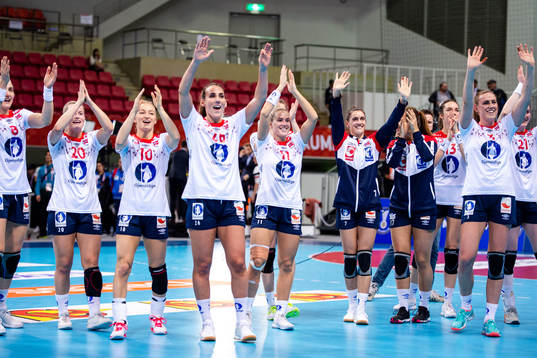 Players of Norway celebrate