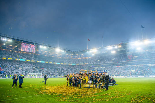 Players of Viking celebrates with the trophy