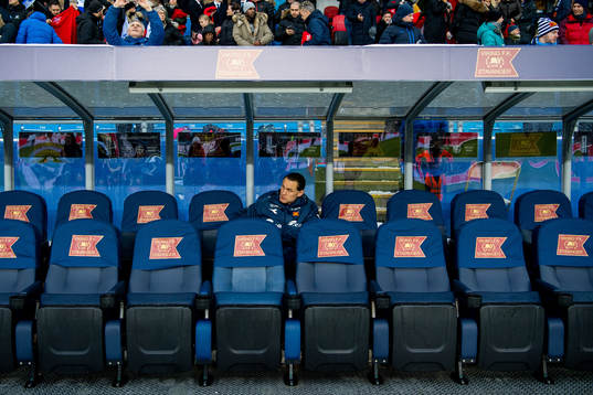 Tommy Høiland of Viking at the bench