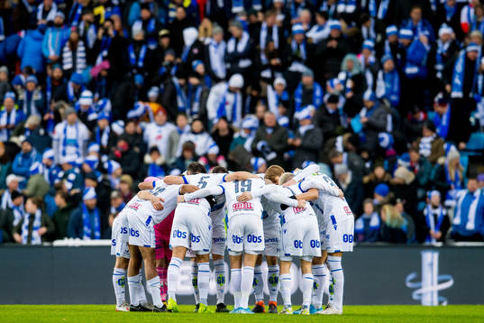 The players of Haugesund gather in a circle