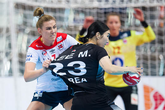 Emilie Hegh Arntzen of Norway and Yunji Kim of South Korea
