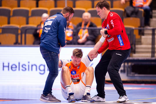 Kristianstads Adam Nyfjäll får hjälp att komma upp på
