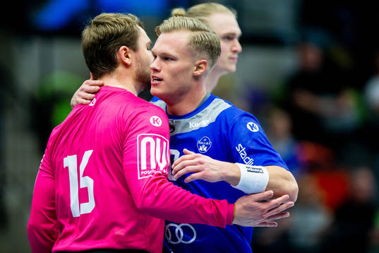 Hallbys Adam Tumba kramar målvakt Samuel Johannesson