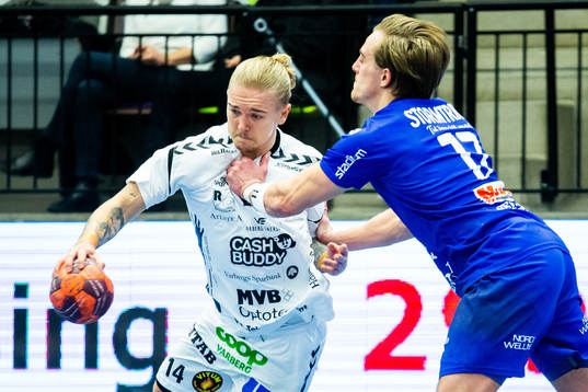 Varbergs Hampus Dahlgren och Hallbys Charles Hugoson i kamp