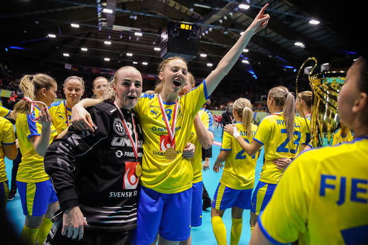 Goalkeeper goalkeeper Amanda Hill and Ellen Rasmussen of