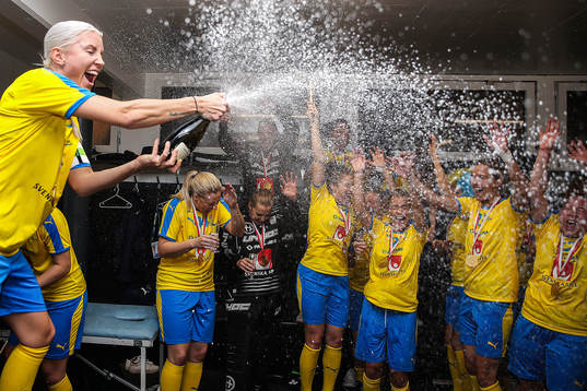Anna Wijk of Sweden celebrate with teammates in the locker
