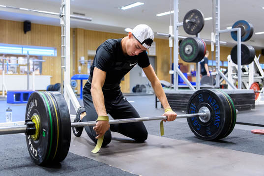 Thobias Montler tränar i gymmet