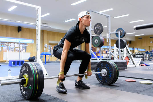 Thobias Montler tränar i gymmet