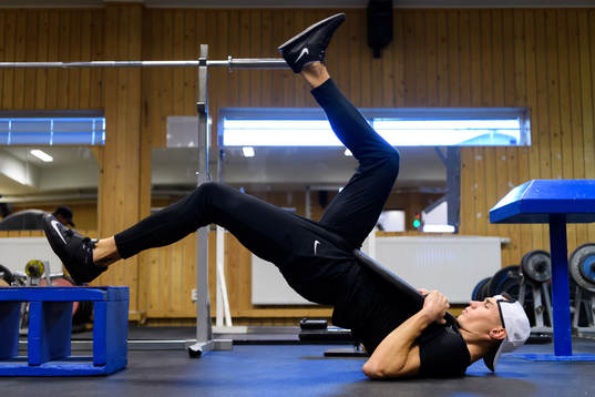 Thobias Montler tränar i gymmet