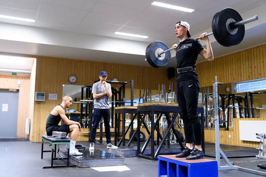 Artur Engström, tränare Yannick Tregaro och Thobias