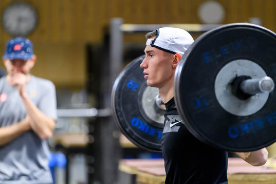 Thobias Montler tränar i gymmet