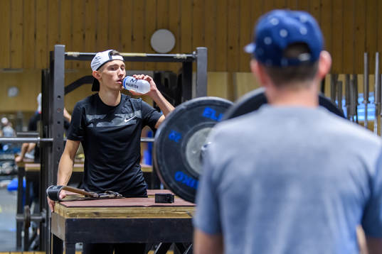 Thobias Montler tränar i gymmet