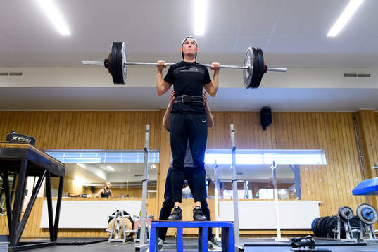 Thobias Montler tränar i gymmet