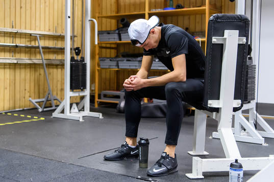 Thobias Montler tränar i gymmet