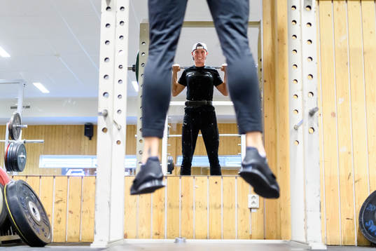 Thobias Montler tränar i gymmet