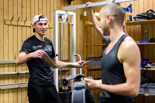 Thobias Montler tränar i gymmet