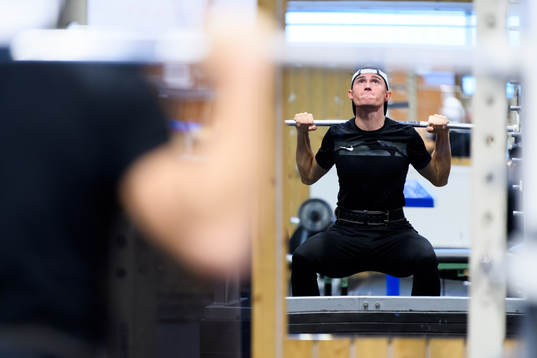 Thobias Montler tränar i gymmet