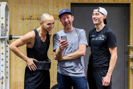 Artur Engström, tränare Yannick Tregaro och Thobias