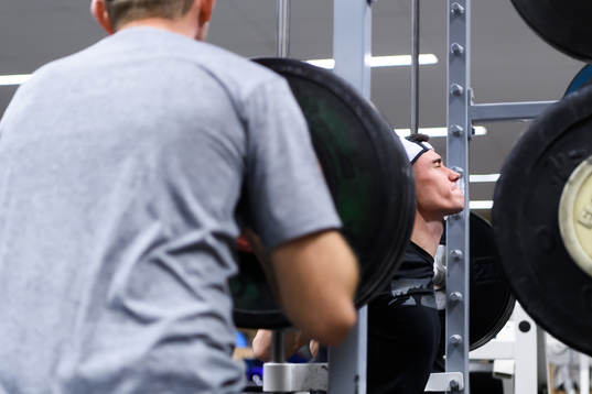 Thobias Montler tränar i gymmet