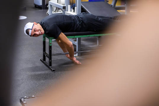 Thobias Montler tränar i gymmet