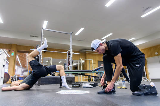 Artur Engström och Thobias Montler tränar i gymmet