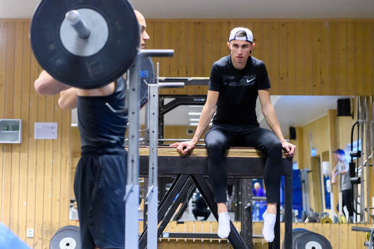 Thobias Montler tränar i gymmet