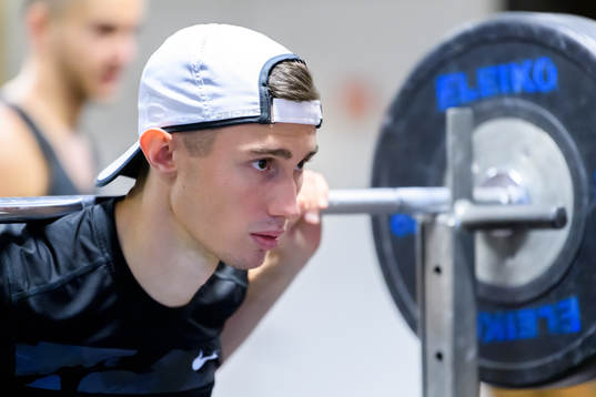 Thobias Montler tränar i gymmet