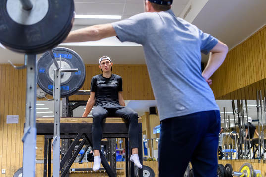 Thobias Montler tränar i gymmet