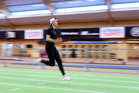 Thobias Montler tränar i gymmet