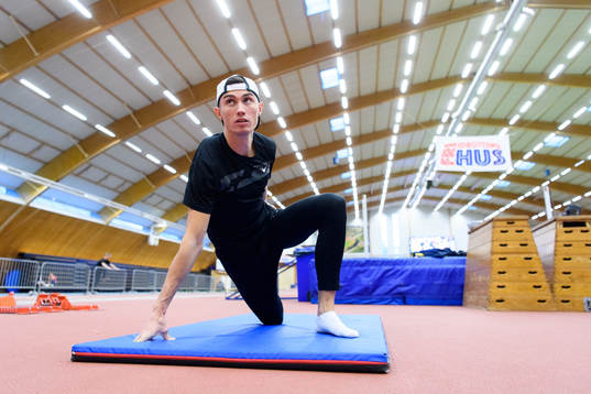 Thobias Montler tränar i gymmet