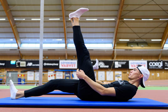 Thobias Montler tränar i gymmet