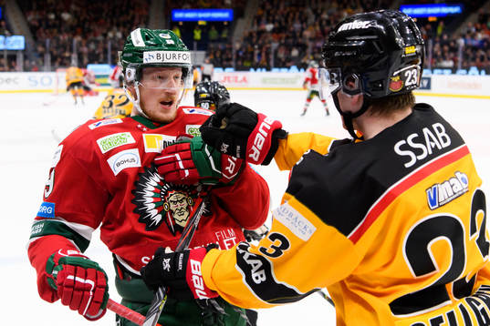 Gruff mellan Frölundas Simon Hjalmarsson och Luleås