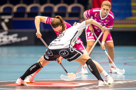 s Cecilia Di Nardo i en tekning mot KAIS Moras Anna Wijk